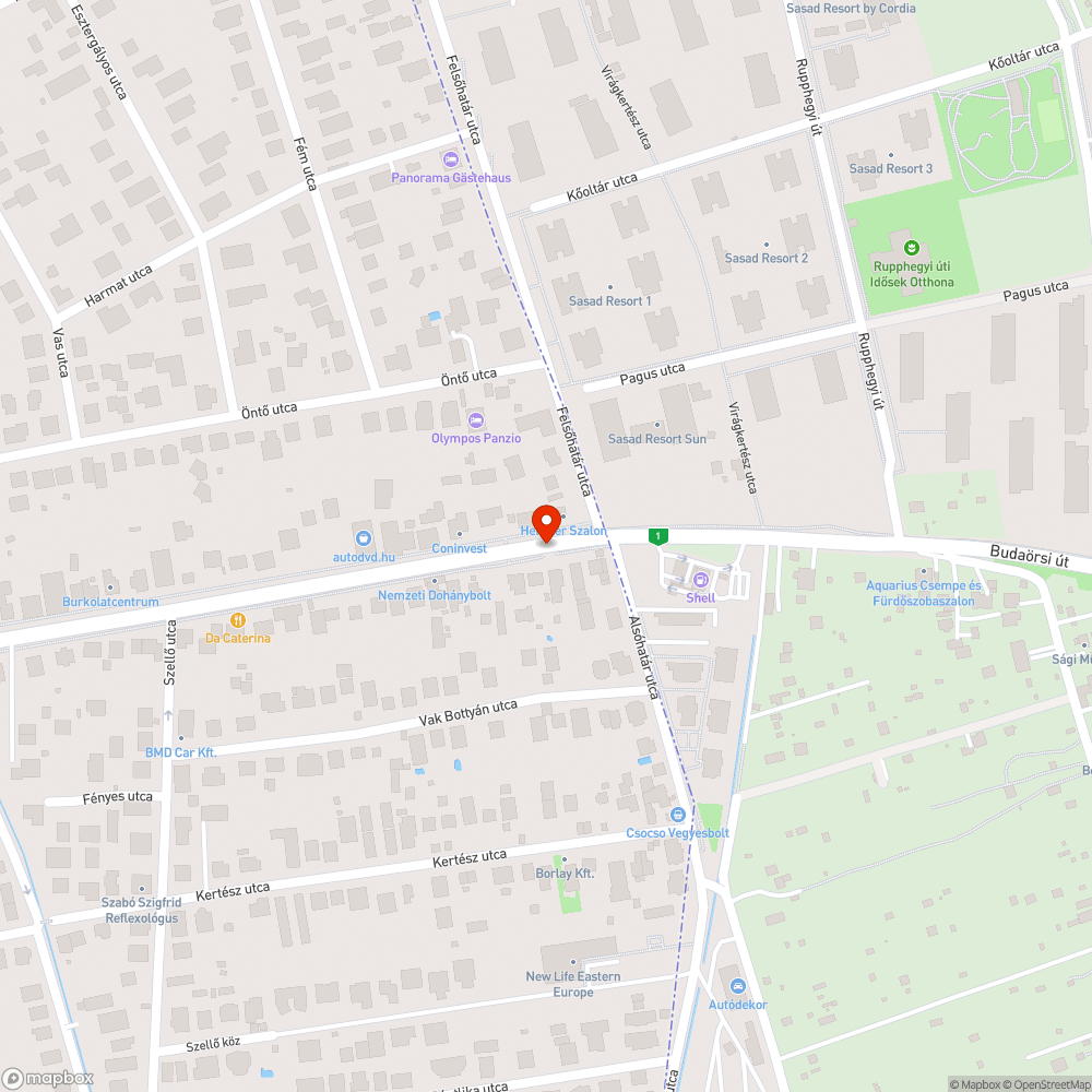 Eldugult csatorna folyóka a járdán. bejelentés helye