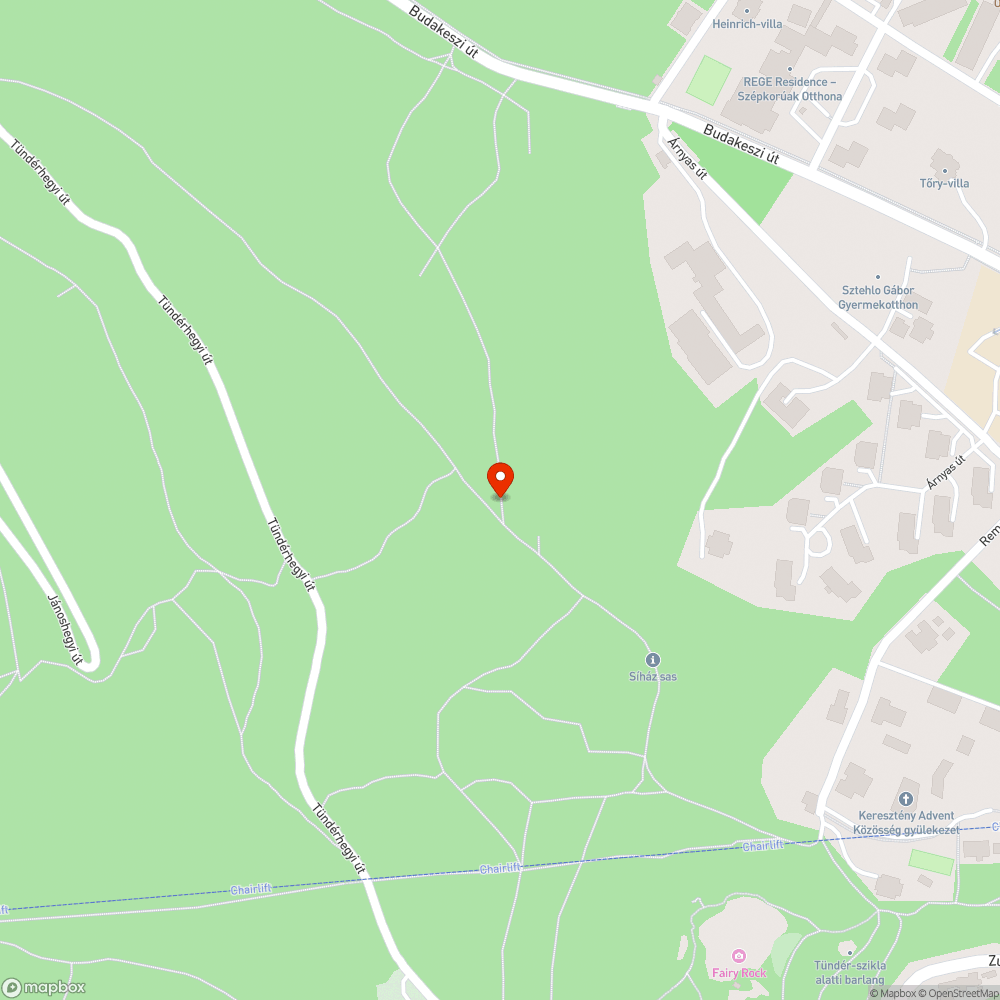 Kidőlt turista jelző tábla a János-hegy oldalában bejelentés helye