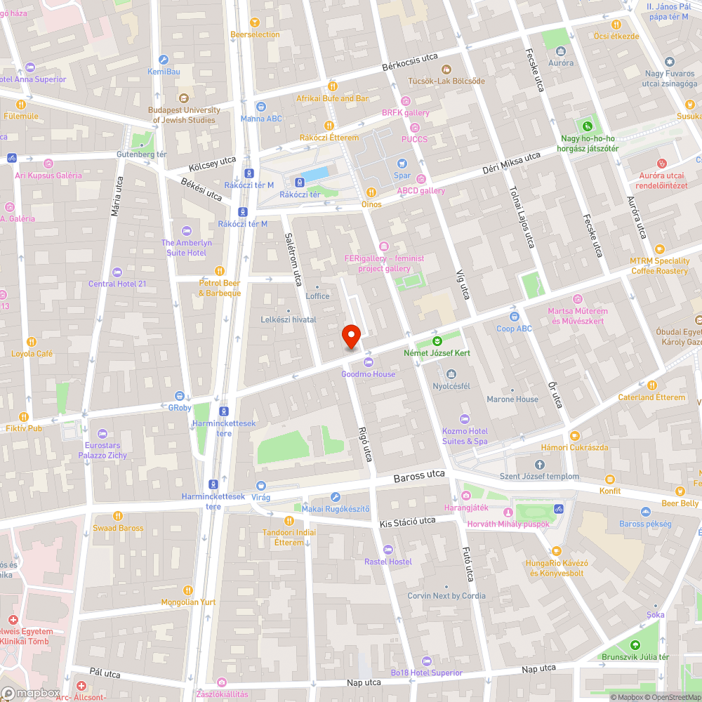 Megtévesztő parkolót jelző útburkolat, és elferdült megállást tiltó tábla bejelentés helye