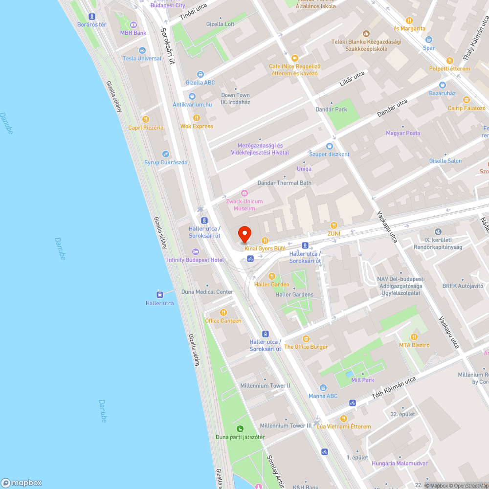 Kidöntött szemetes állvány és támasztásaként kőtömbök. bejelentés helye