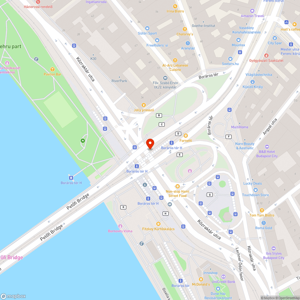 Összematricázott/firkált tábla, leesett menetrendek bejelentés helye