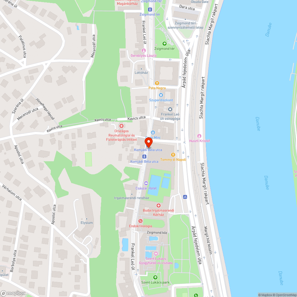 Graffitik az uszoda épületén bejelentés helye