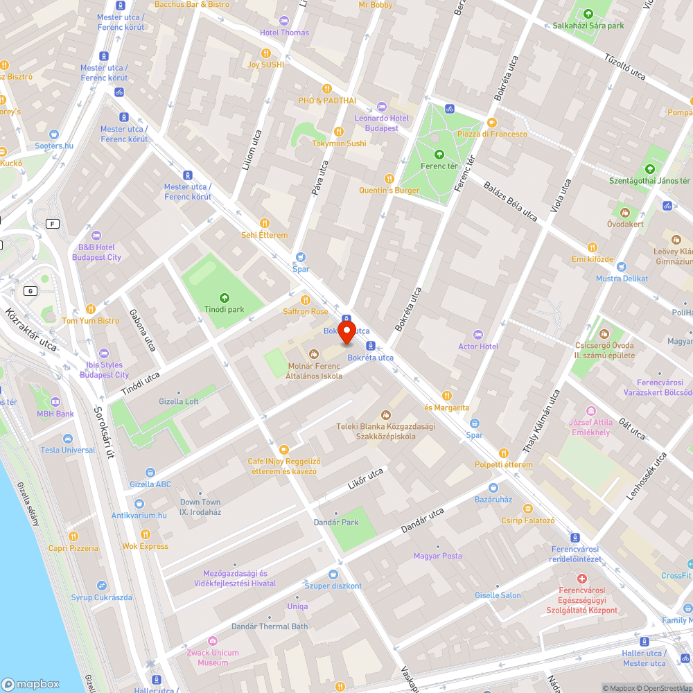 Fa törzse kinőtte a vasrácsot az iskola előtt bejelentés helye