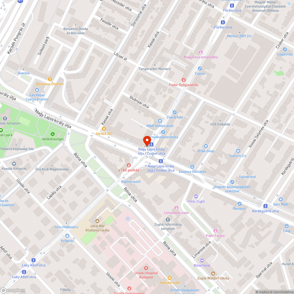 Beton járdalap és kőtörmelékek az oszlopok tövében. bejelentés helye