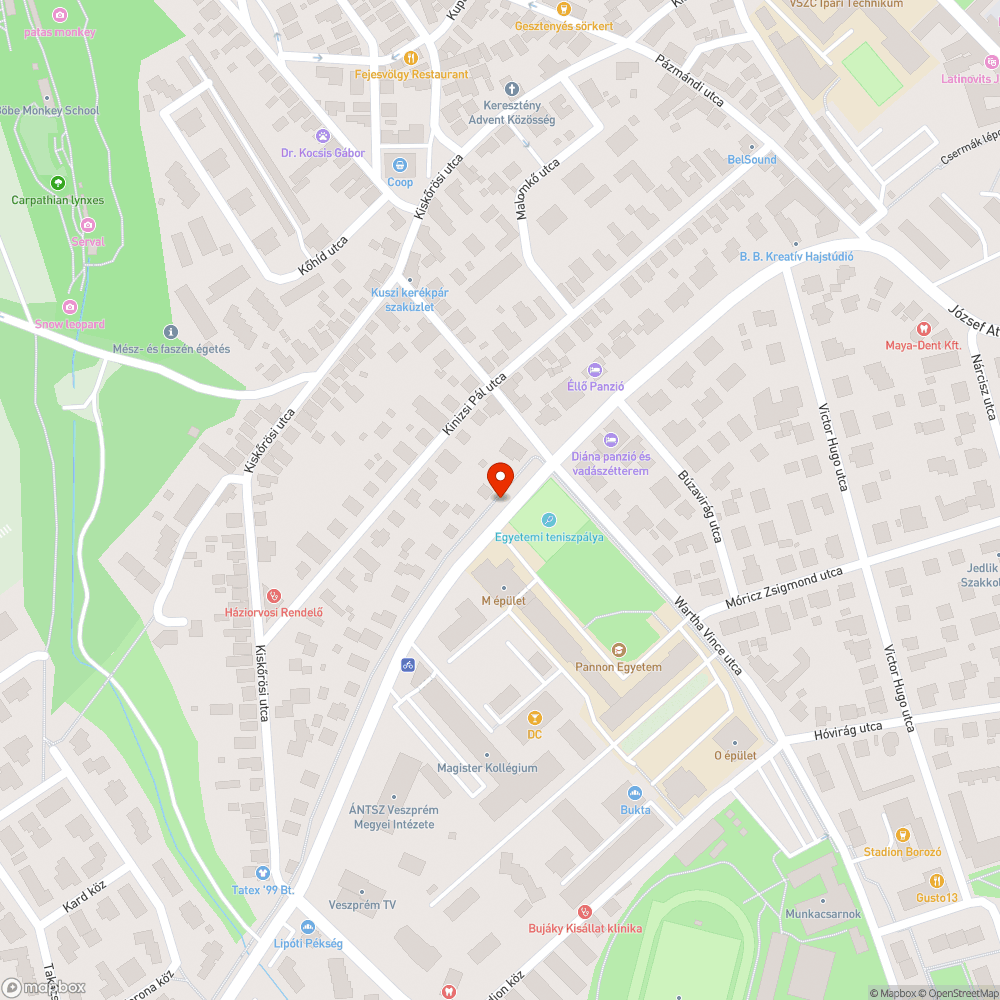 Kiesett üvegtábla a buszmegállóban bejelentés helye