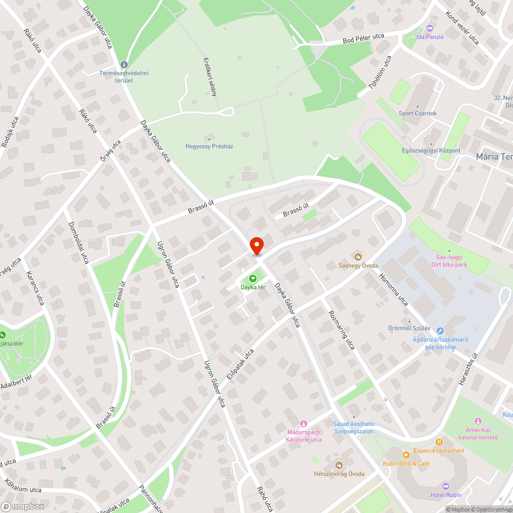 Zöldfelületen parkoló autók a Dayka térnél bejelentés helye