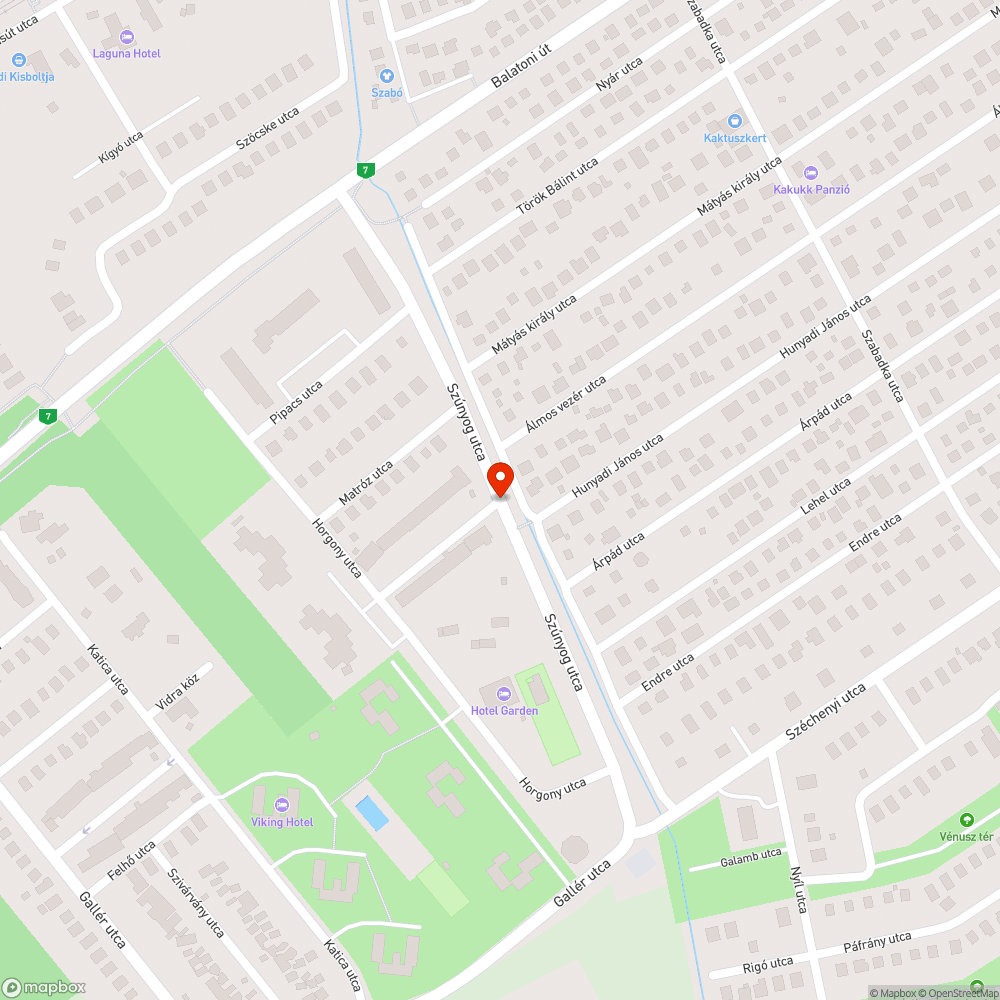 Nagy mértékben púpos az út a csatornafedeleknél bejelentés helye