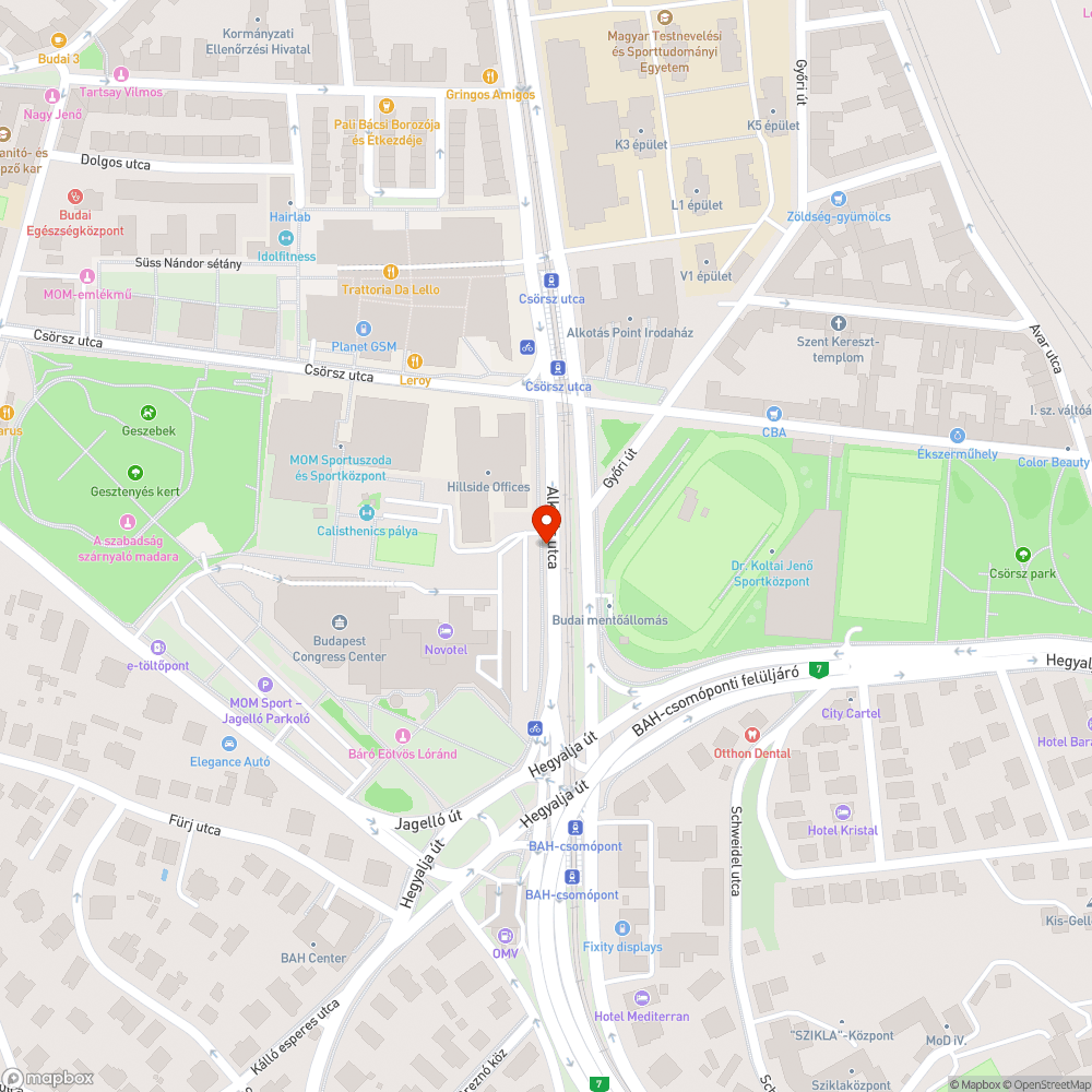 Alkotás utca 63. Novotel mellett füvön parkoló kocsi bejelentés helye