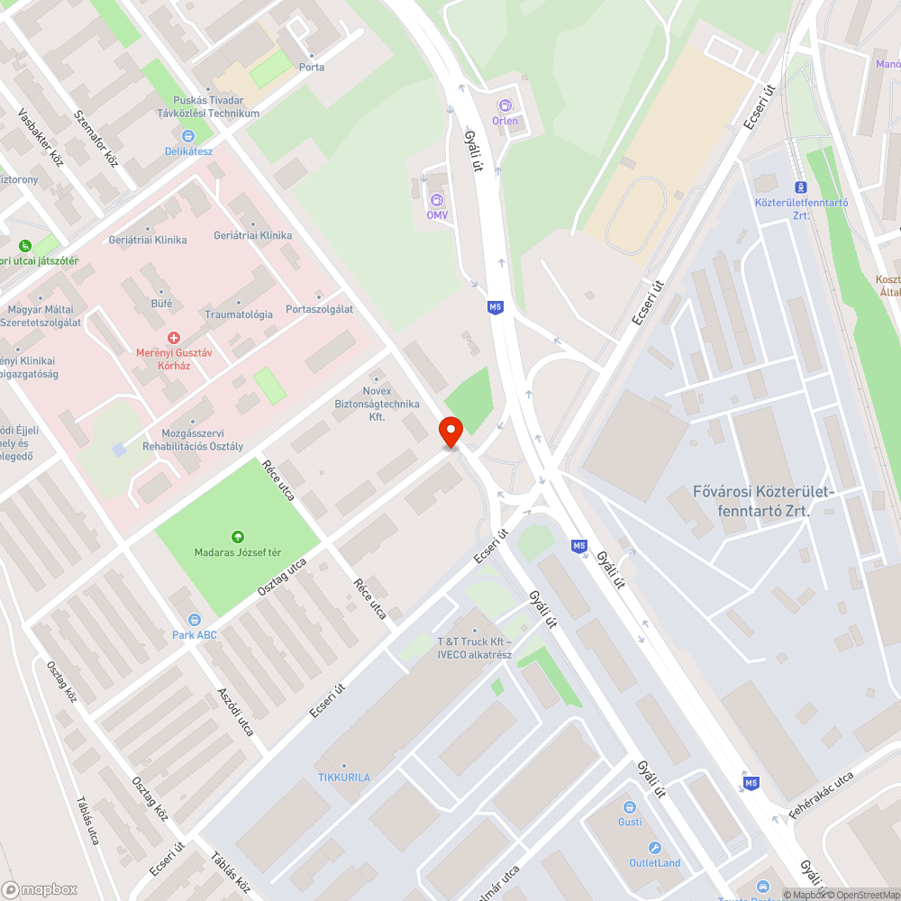 Egy karambolos X5-ös BMW áll elhagyottan bejelentés helye