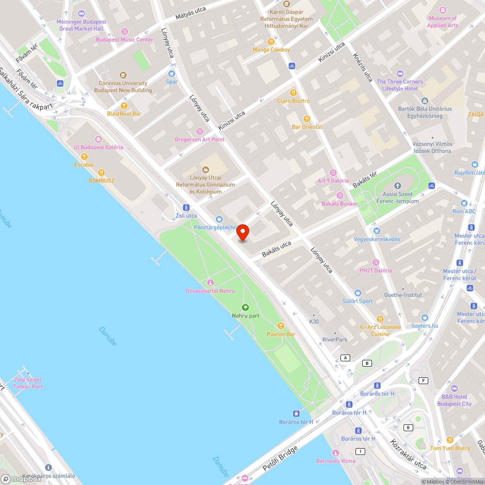 Gumiabroncs a kerítéshez láncolva a Közraktár utca 22b előtt bejelentés helye