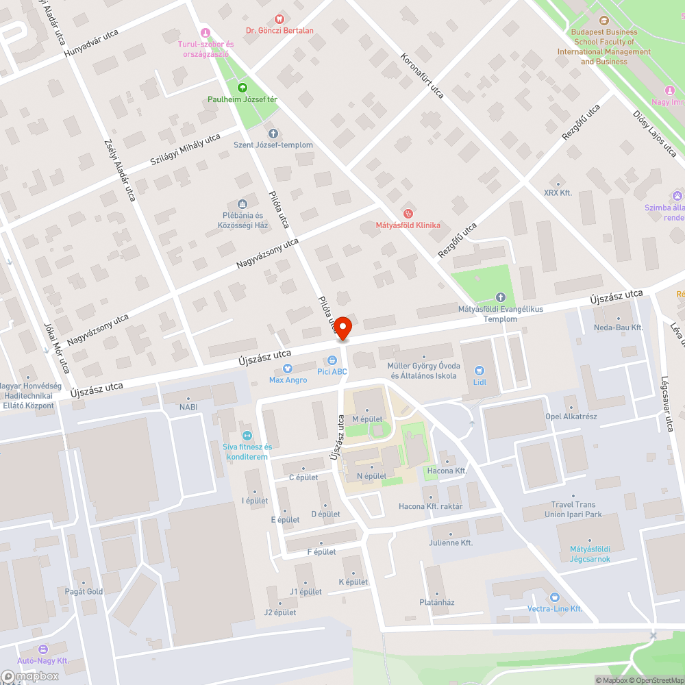 Nyitott fedél, hiányos tájékoztató tábla és plagátokkal összegányolt oszlop bejelentés helye