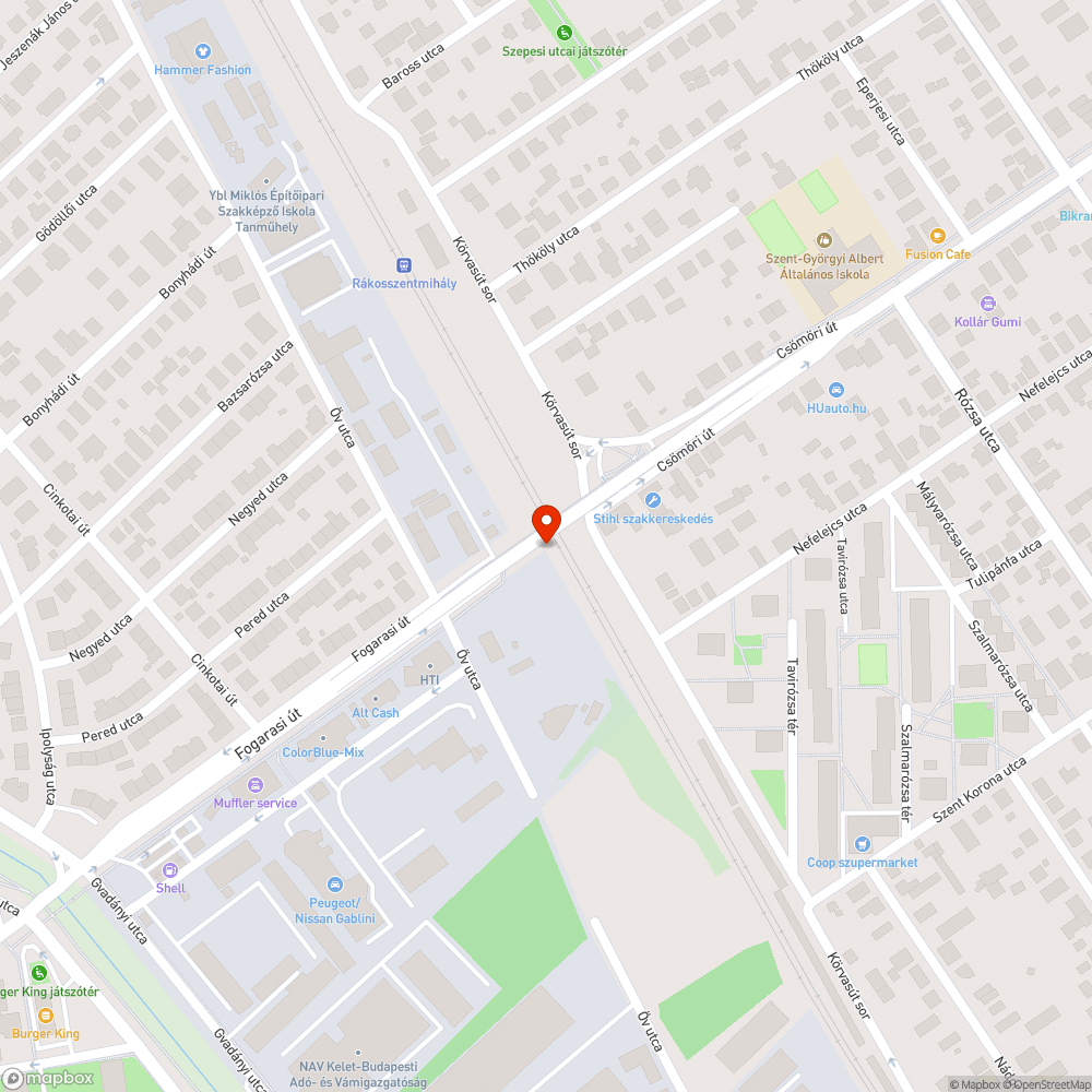 Elhagyott összetört Mercedes és törmelékei bejelentés helye