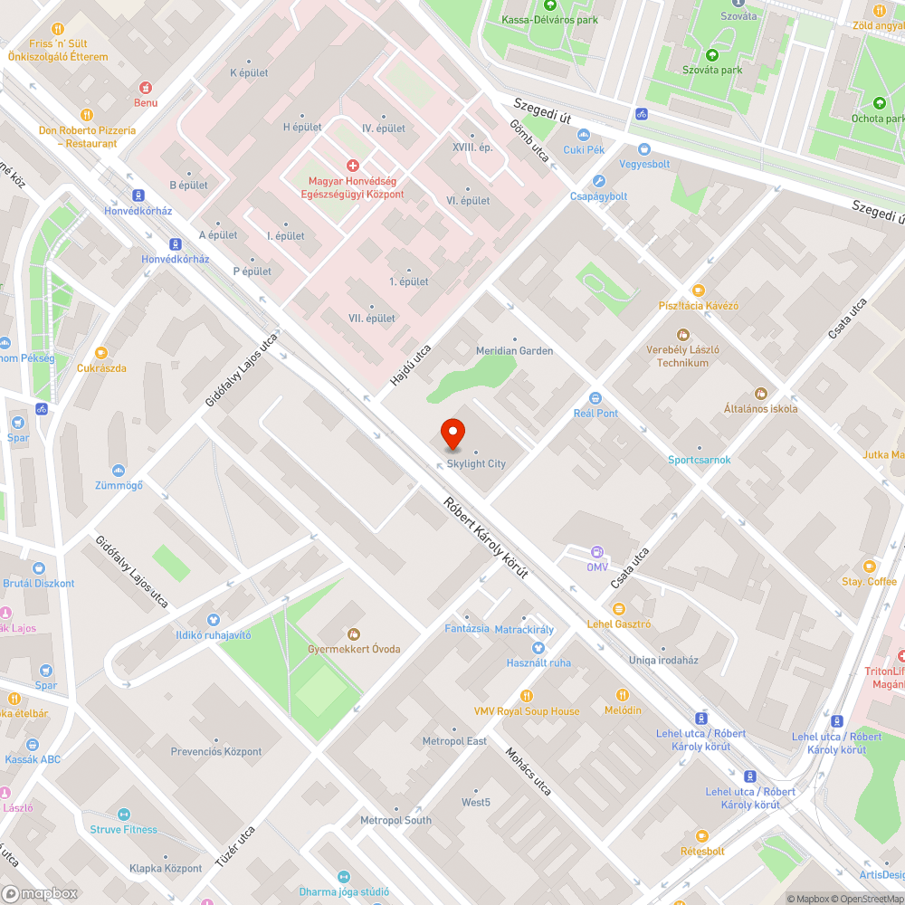 Elhajlott csőkorlátok az Alza előtt bejelentés helye