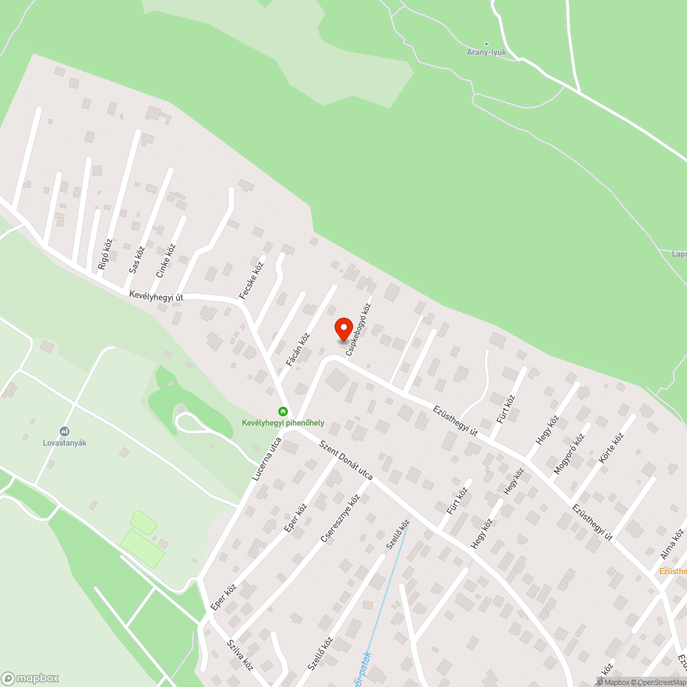 Útfelújítás után otthagyott építkezési anyagok az Ezüsthegyi úton bejelentés helye