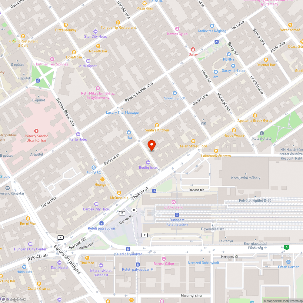 Karácsonyi fenyőfák a járda mellett bejelentés helye