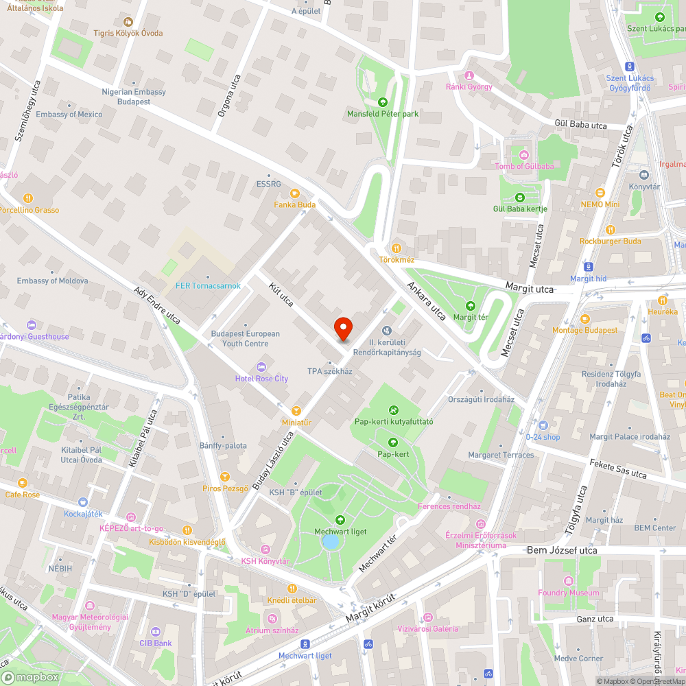 Kidobott karácsonyfa a budai Kút utca és Buday László utcai kereszteződésnél bejelentés helye