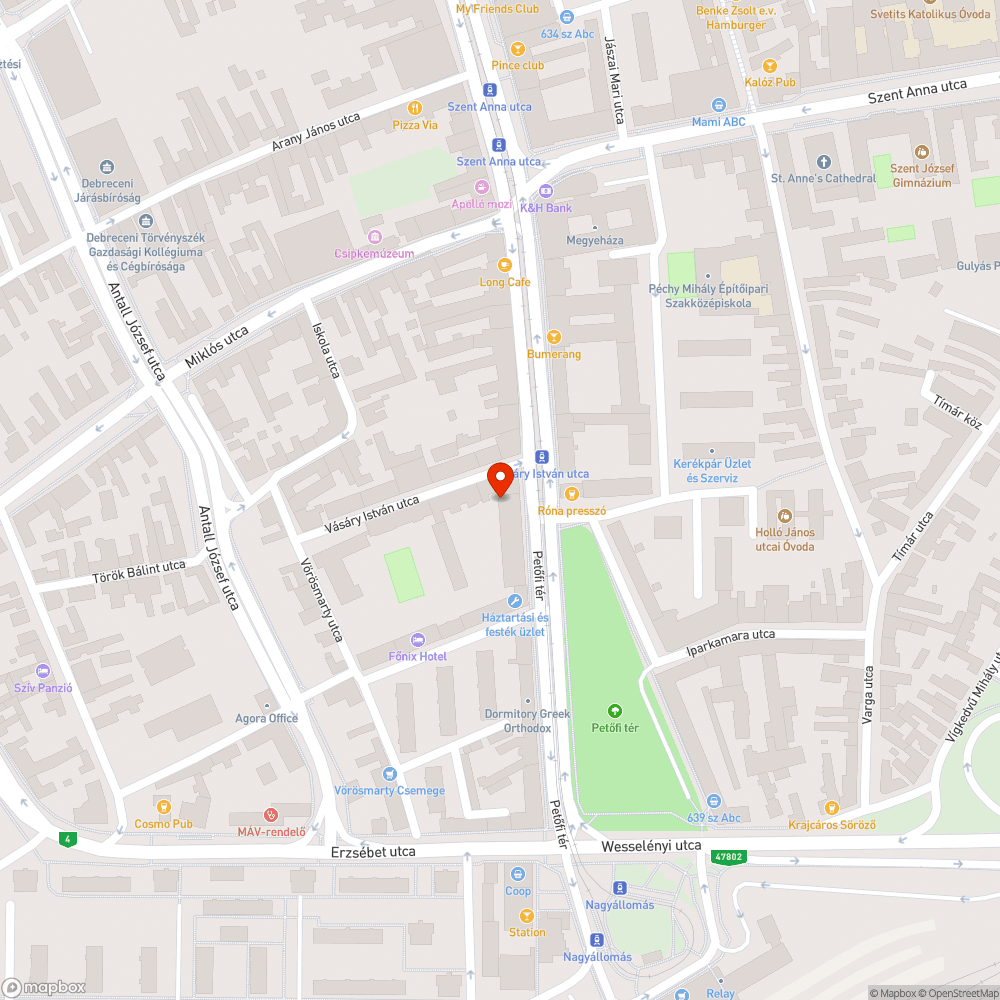 Kaotikus parkolás egy parkban. bejelentés helye