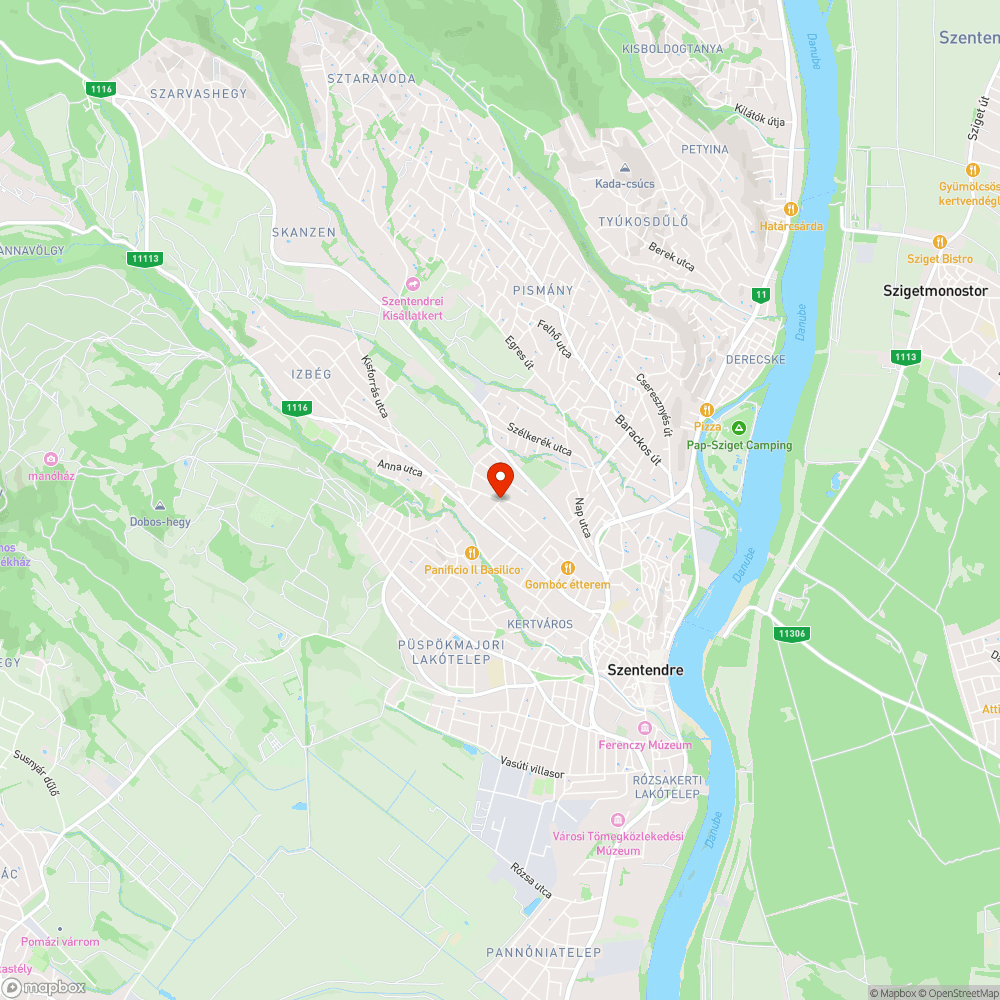 Fáradtan pihenő KRESZ tábla a Templom utca tetején bejelentés helye