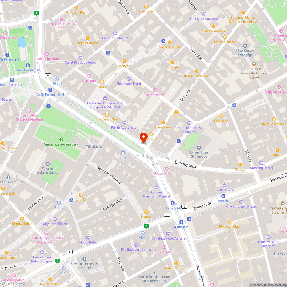 Elhagyott panel a fànak döntve bejelentés helye