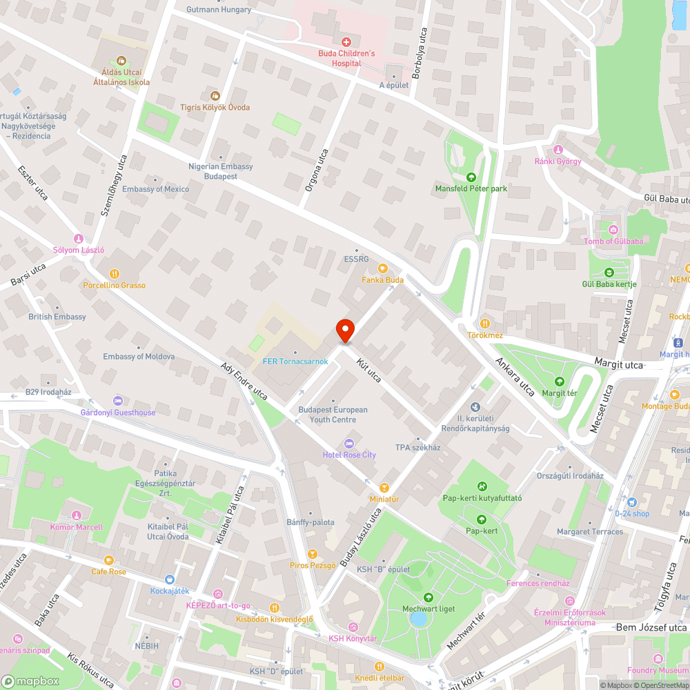 a járda fenyőfákkal eltorlaszolva bejelentés helye