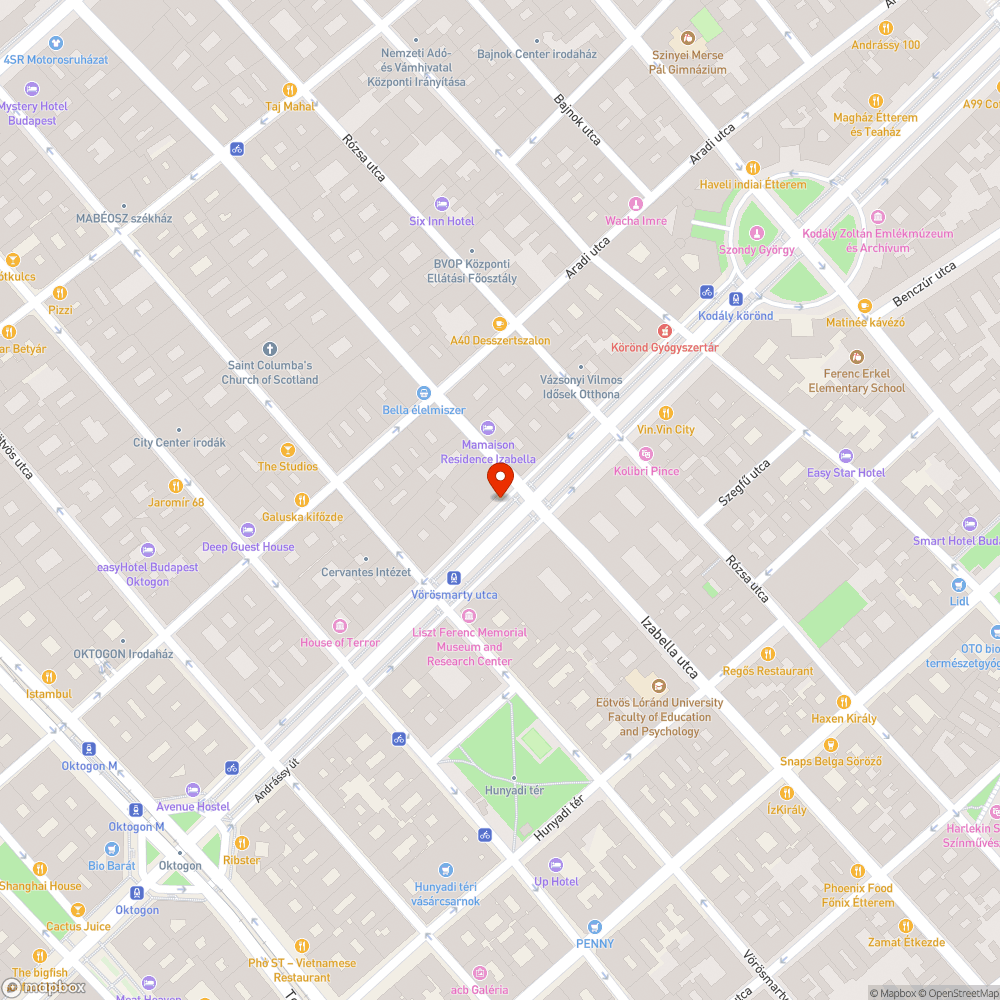 Szétesett útpadka darabok a fa tövében bejelentés helye