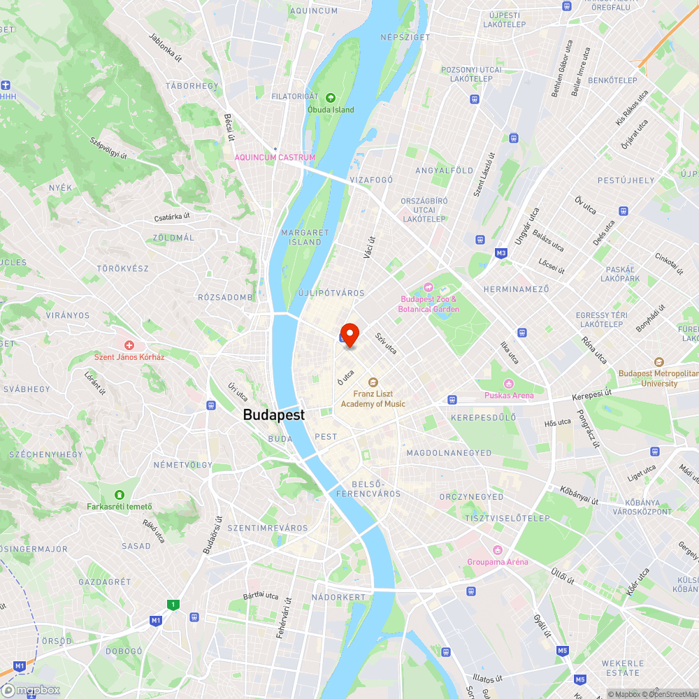 Körúton kiálló, törött fém fedlap bejelentés helye