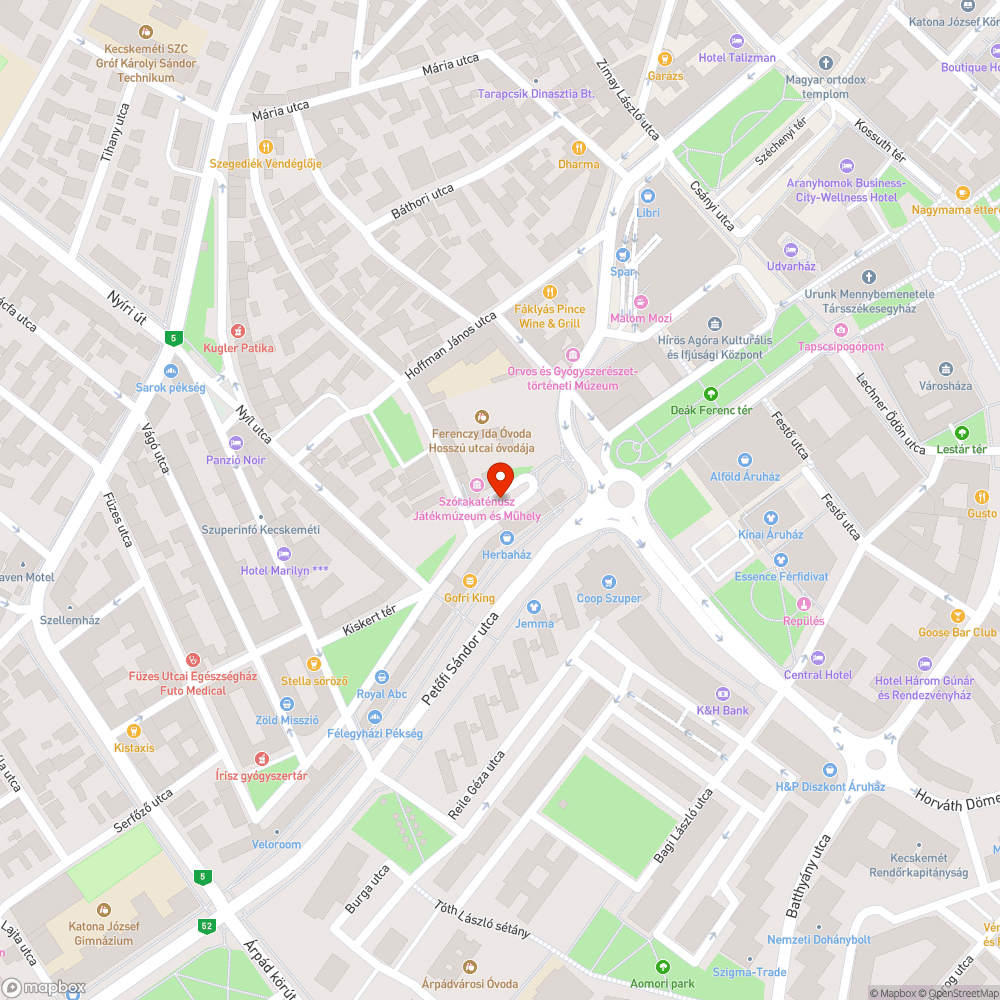 Kátyús, repedezett, széttört aszfalt a Petőfi Sándor utca mögötti parkolóban bejelentés helye