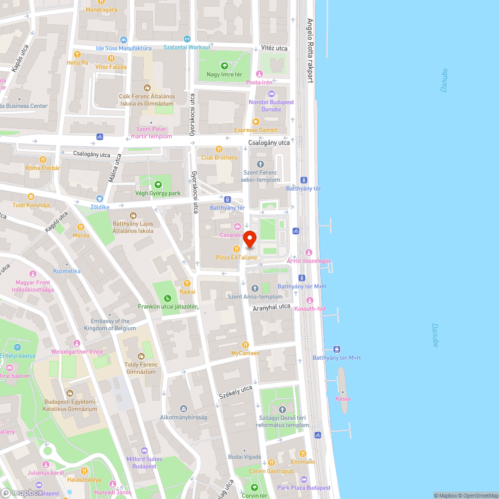 Rendezetlen beton virágládák és kődarabok. bejelentés helye