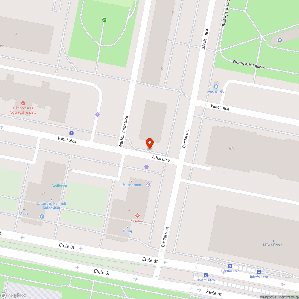 Autók állják el a járdát, holott a környéken rengeteg a parkoló bejelentés helye