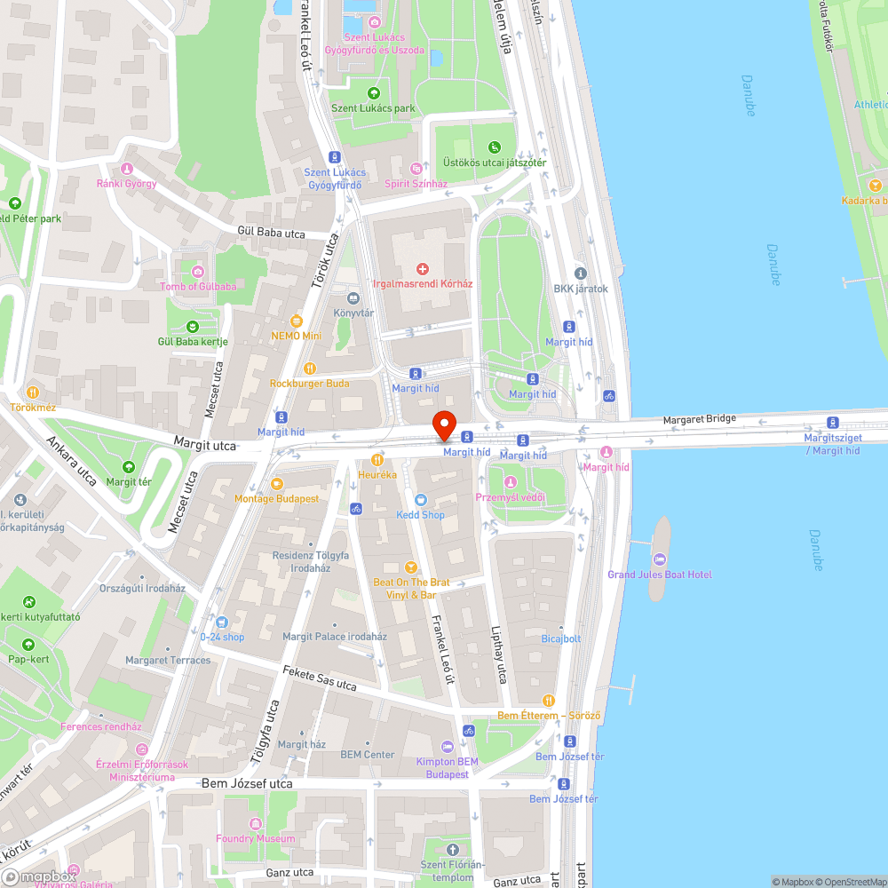 Félig leszakadt reklámtábla kilóg az útra bejelentés helye