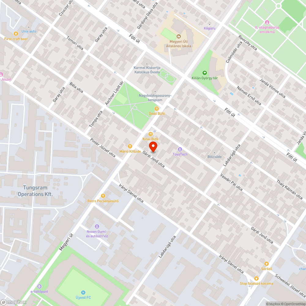 Gyökér által felnyomott térkő és aszfalt, úttesten lévő kátyú. bejelentés helye