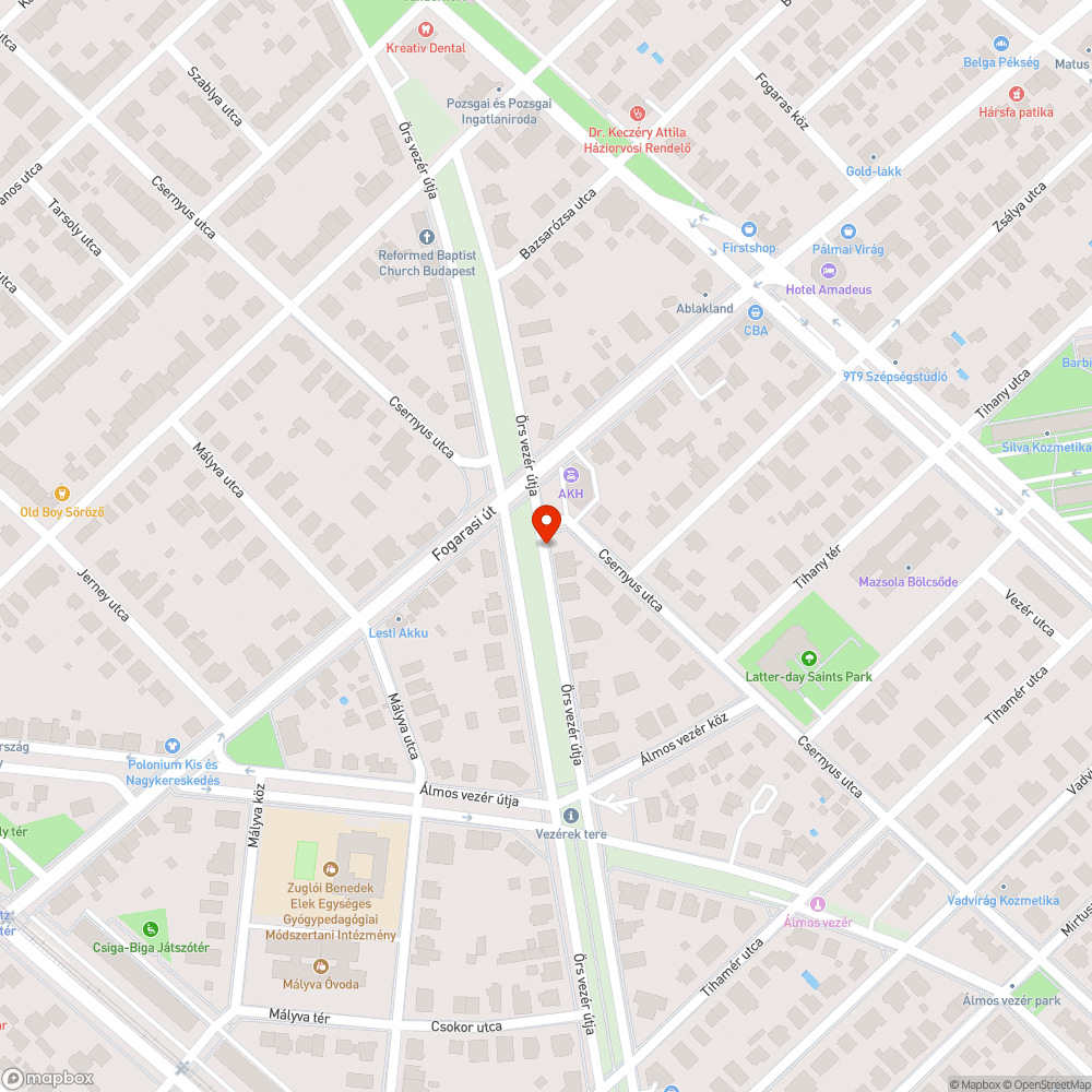 Járdára belógó zöld Fogarasi úton, járhatatlan bejelentés helye