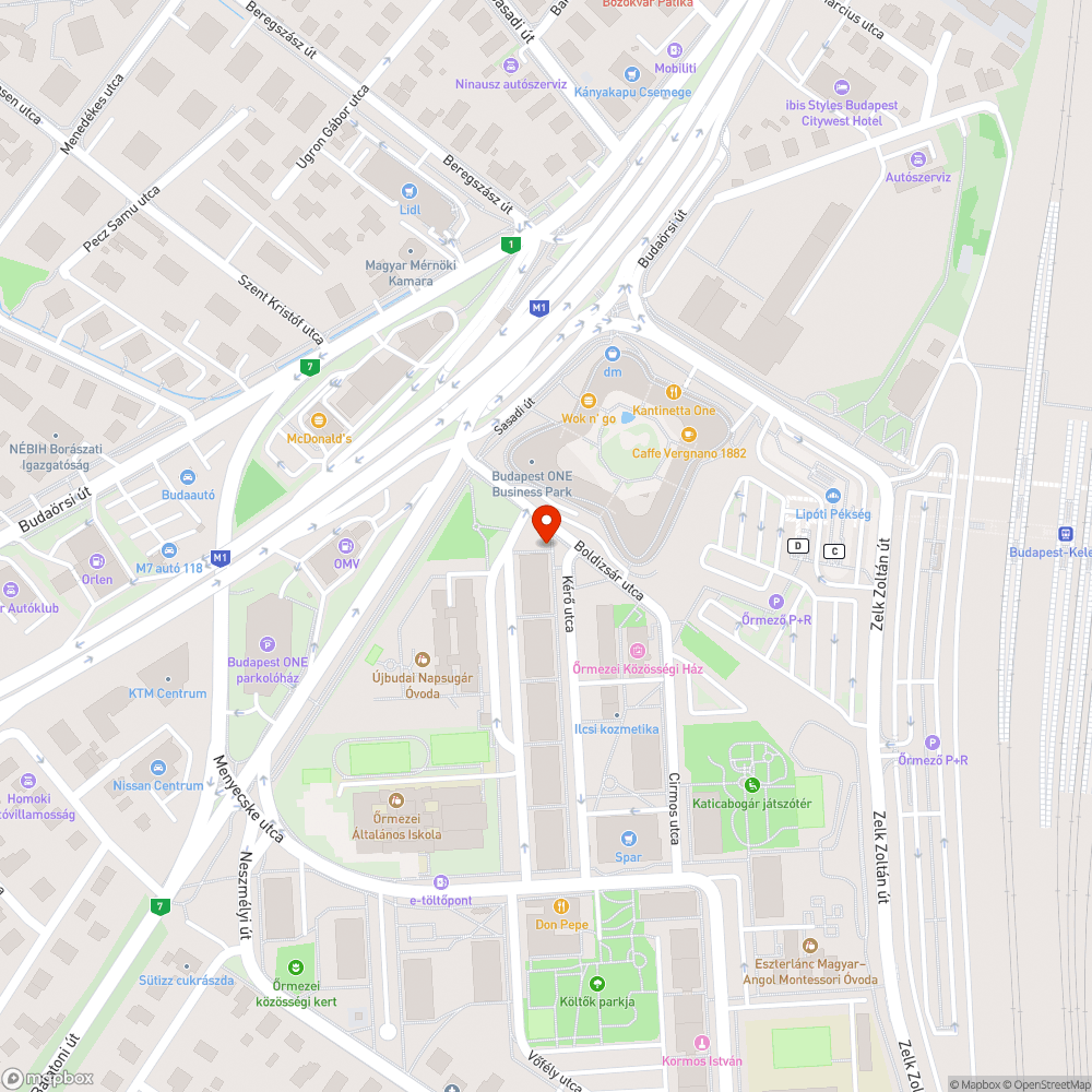 Beszakadt aknafedél és kitaposott zöldterület bejelentés helye