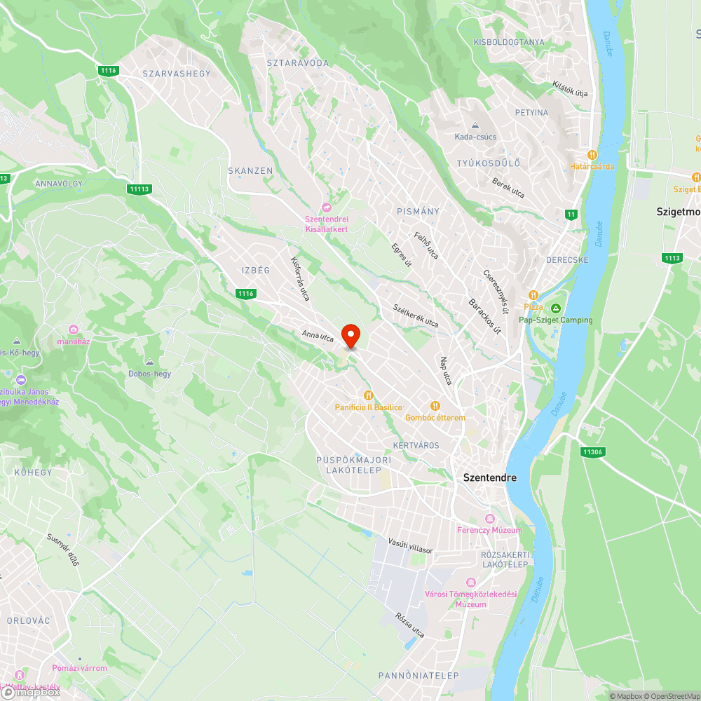 Iskolaépülettel szemben árokba szórt funérlemez bejelentés helye