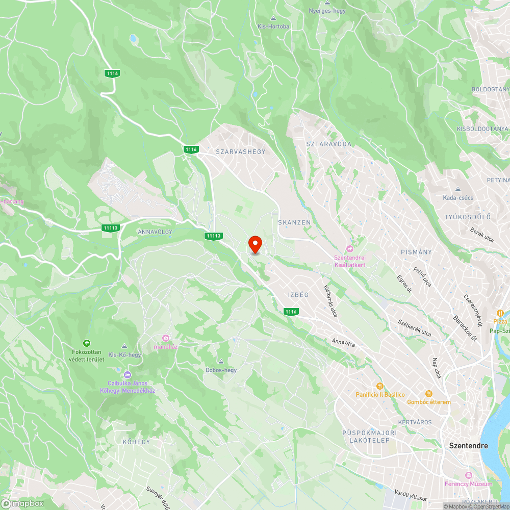 Hátramaradt, omladozó átrakó épület Izbég szélén bejelentés helye