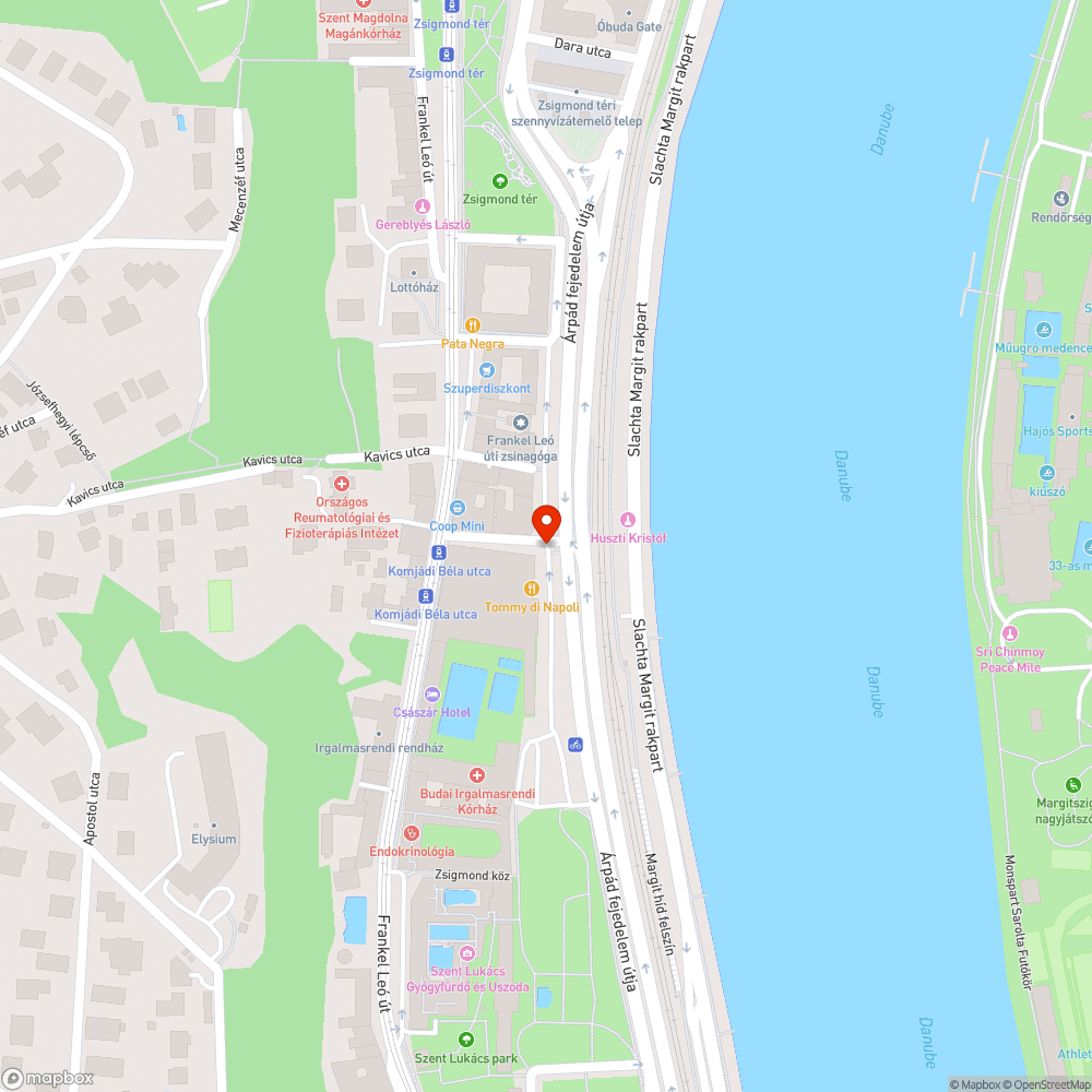 Több hete autók és konténerek teljes szélességben a járdán. bejelentés helye