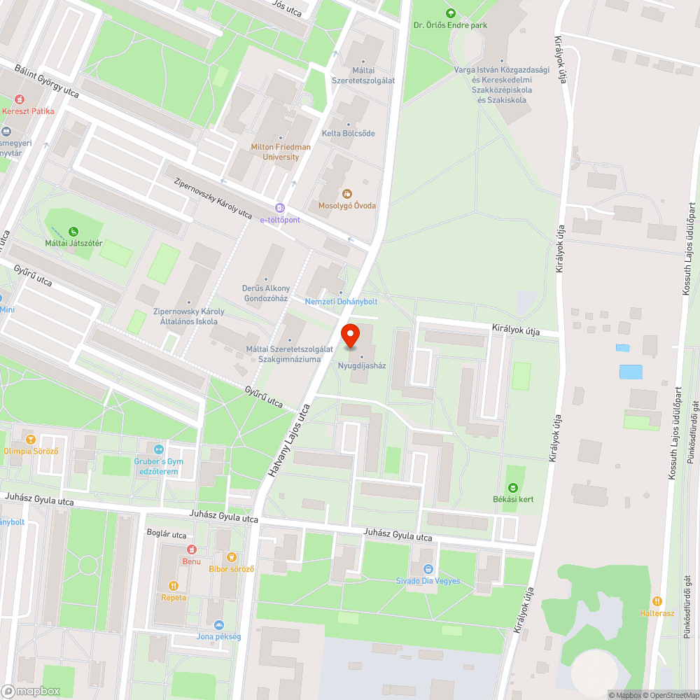 A nyugdíjas ház előtti tábla logója koszos, szakadt bejelentés helye