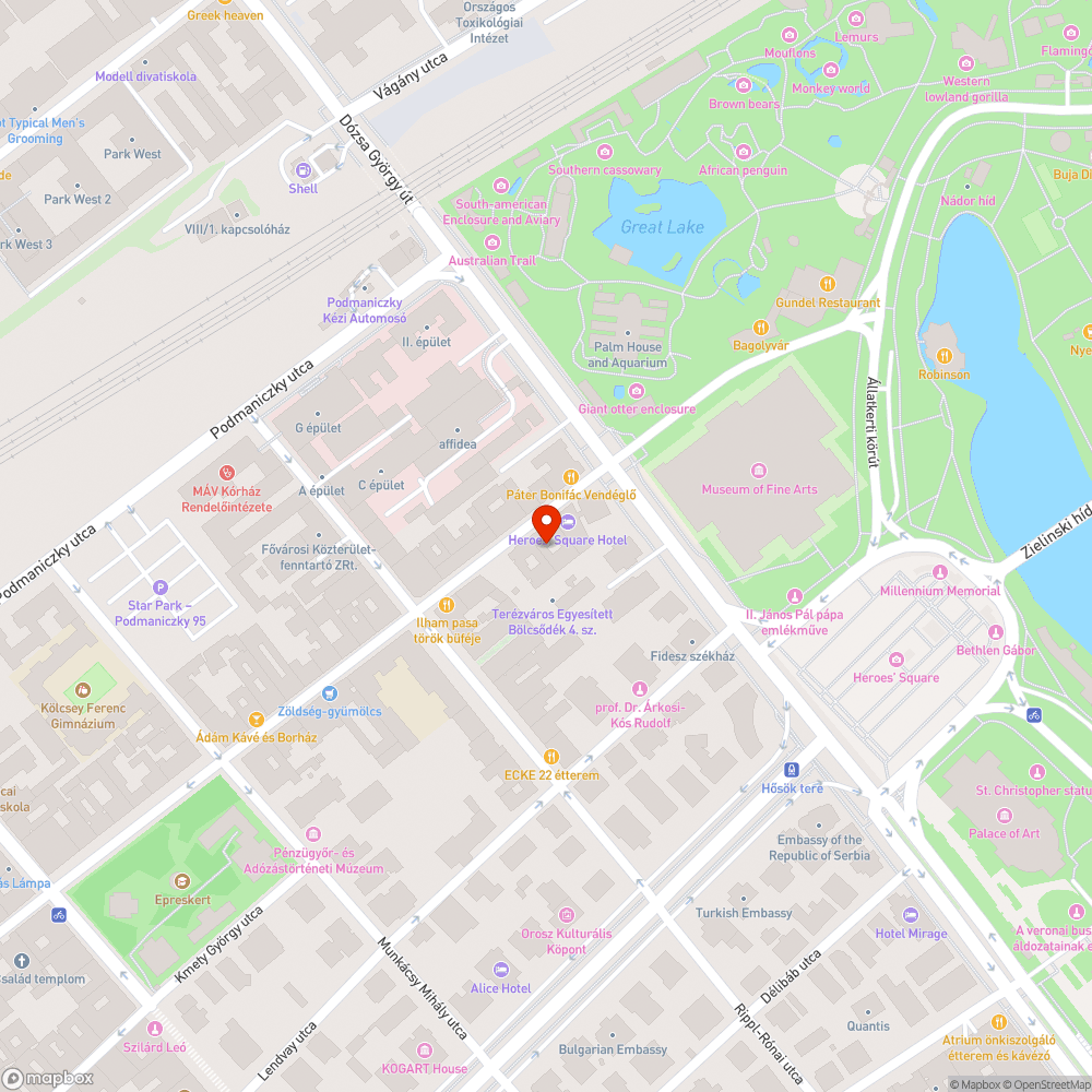 Autók parkolnak a trolimegállóban/lekopott út- és járdafestés bejelentés helye