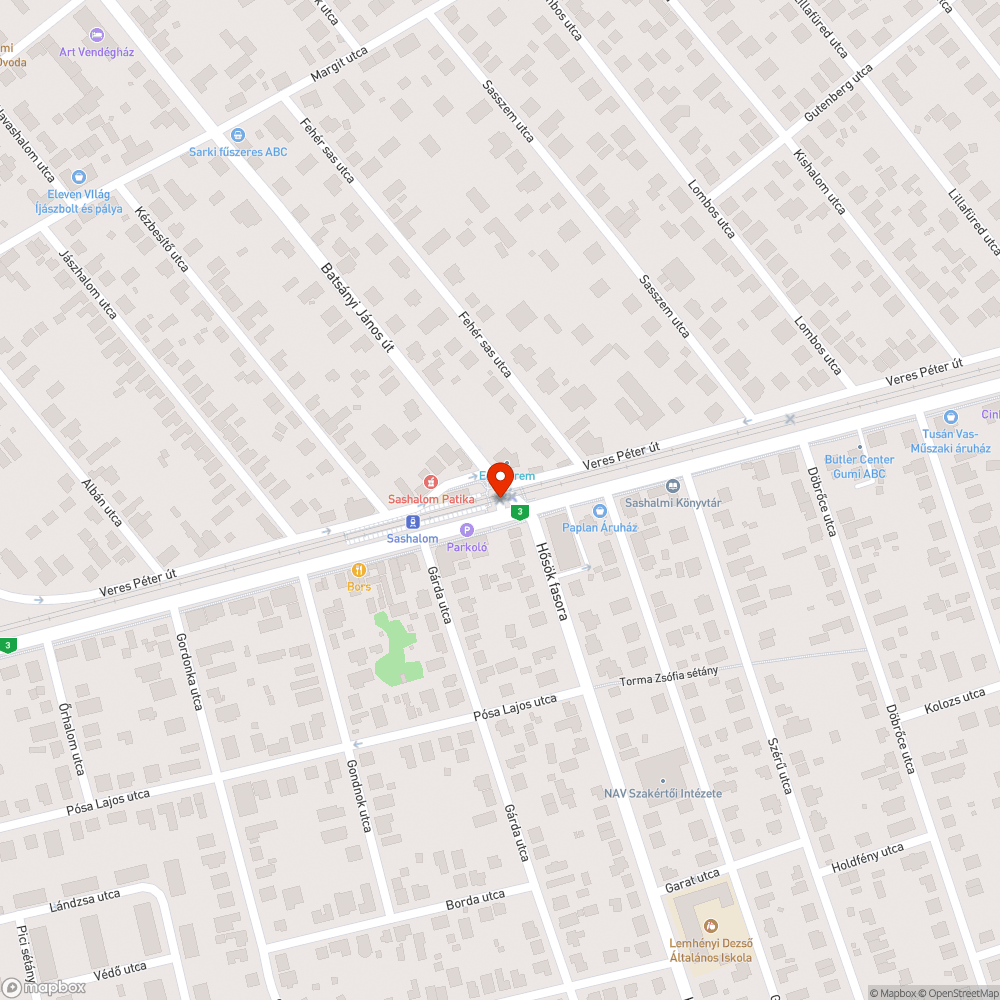 Különböző oszlopokkal kitakart vasúti jelzőlámpa bejelentés helye