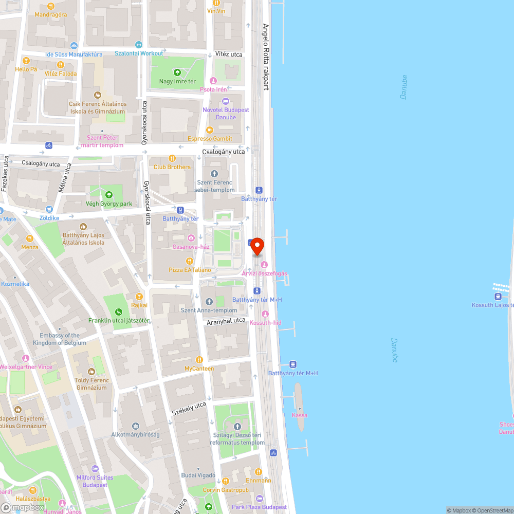 Graffitis falak, tájékoztató táblák és ajtó bejelentés helye