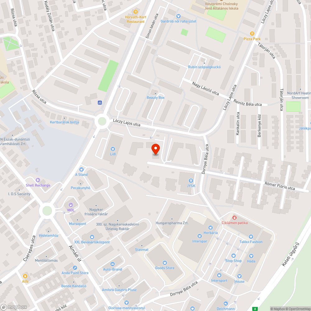 Elhagyott autó, amin már régóta ott a felszólító matrica mégsem szállítják el. bejelentés helye