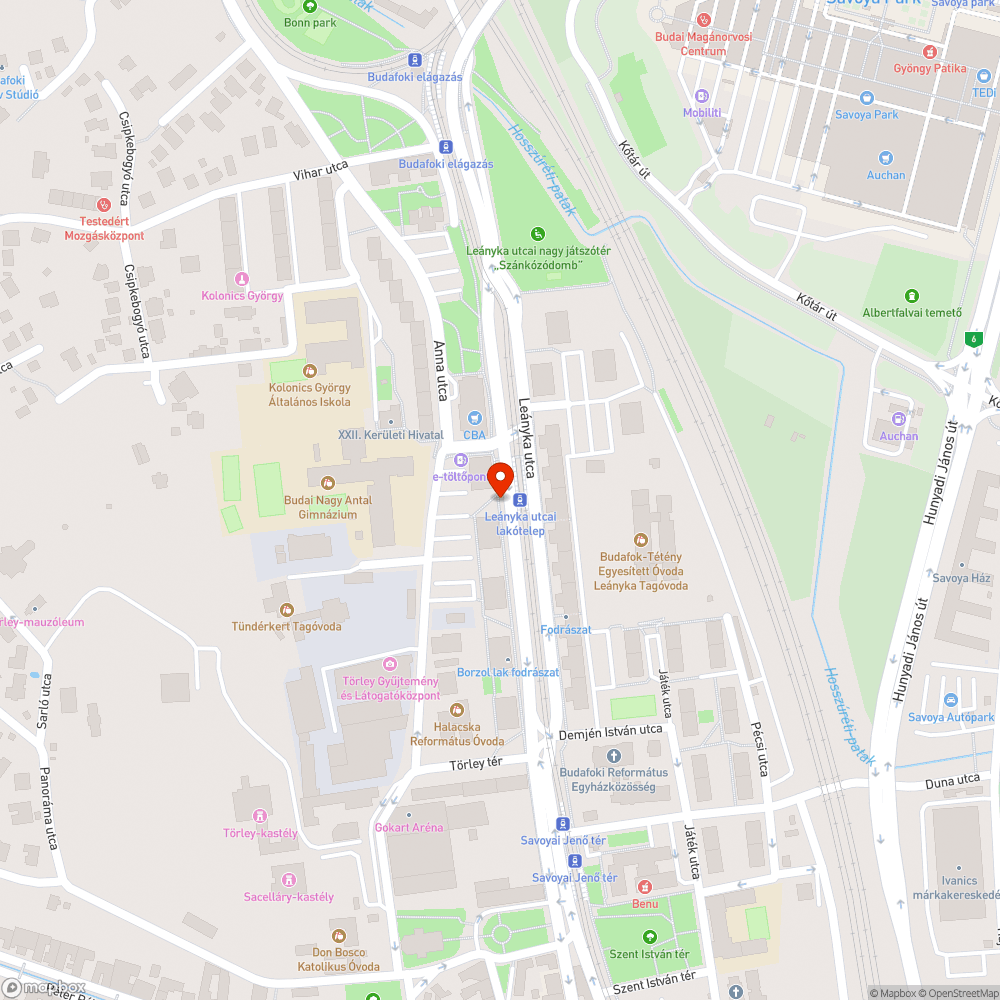 Leányka áll a víz bejelentés helye