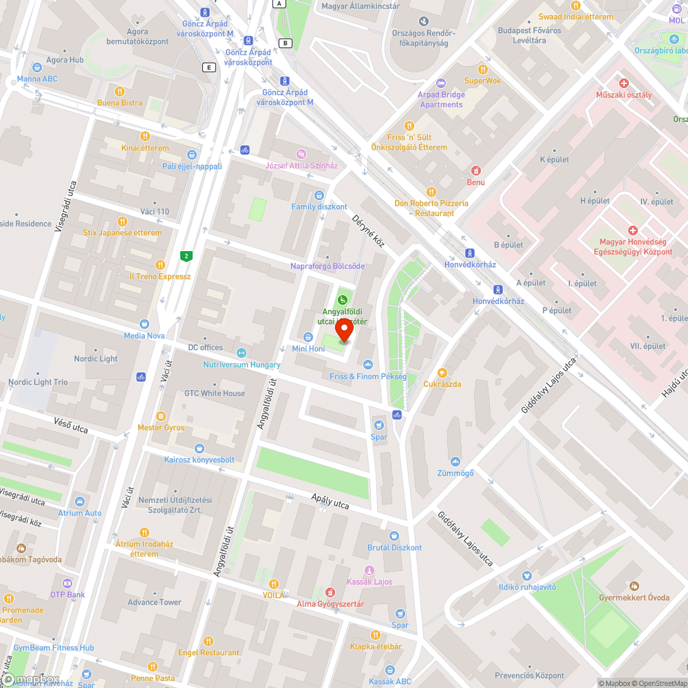 Életveszélyes üreges törzsű fa játszótér(labdapálya) kerítésének közvetlen közelében. bejelentés helye