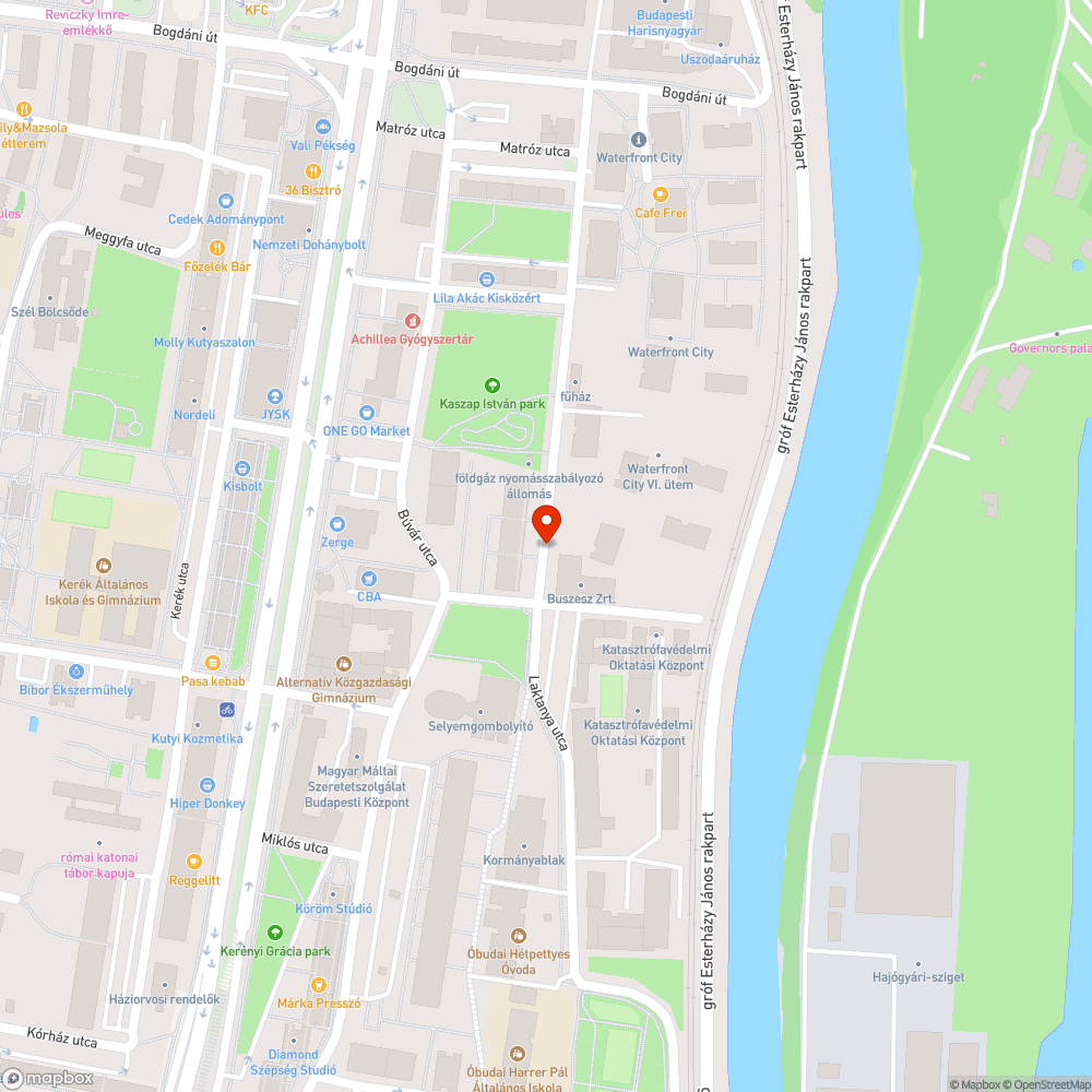 Parkolónál egyenrangú útkereszteződés tábla bejelentés helye