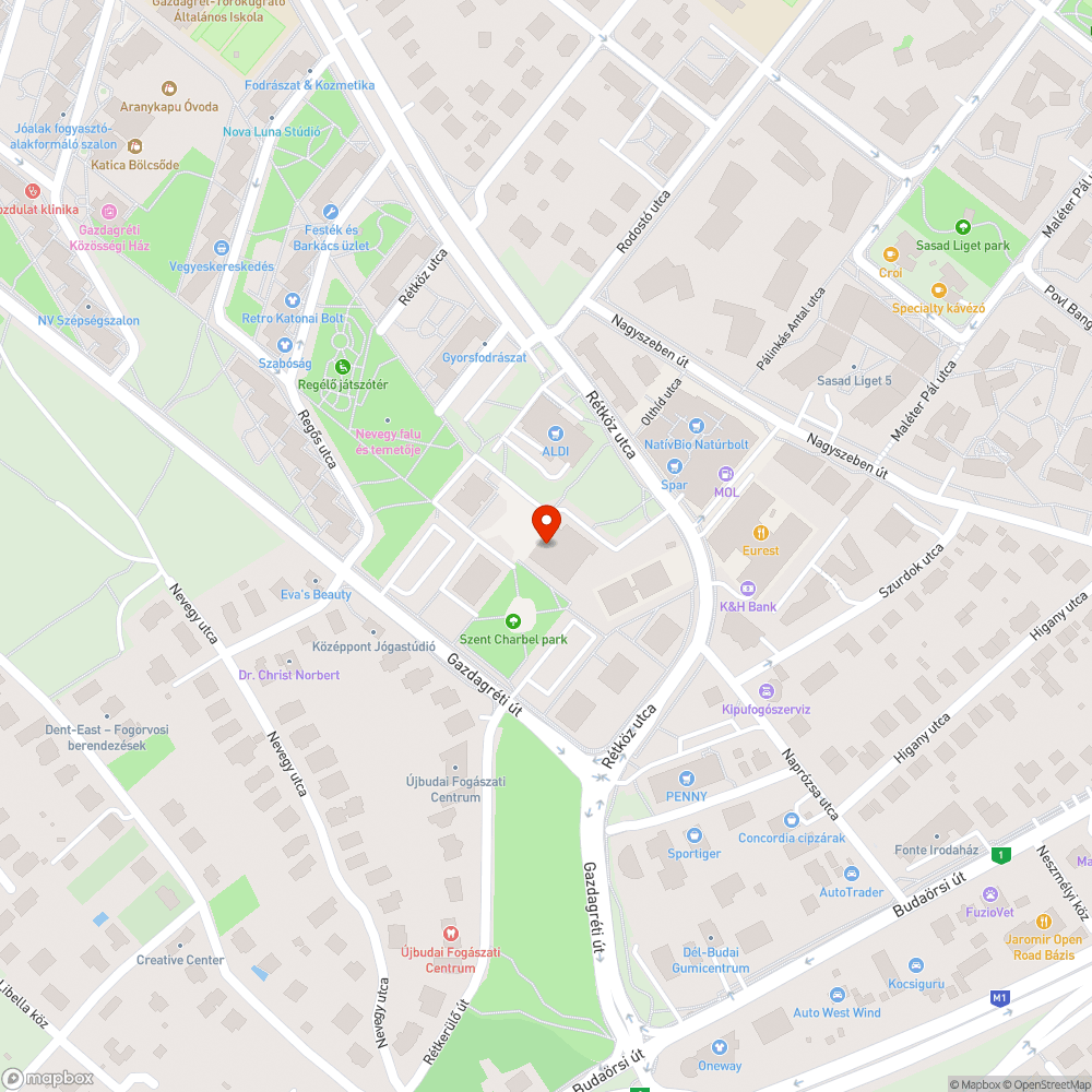 Nagyszeben tér hirdető felület és firkák a falon bejelentés helye