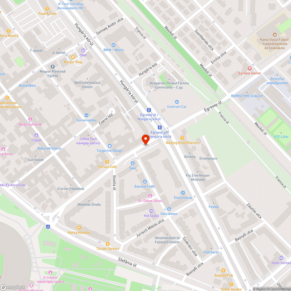 Törött, elhagyott autó a parkolóban bejelentés helye