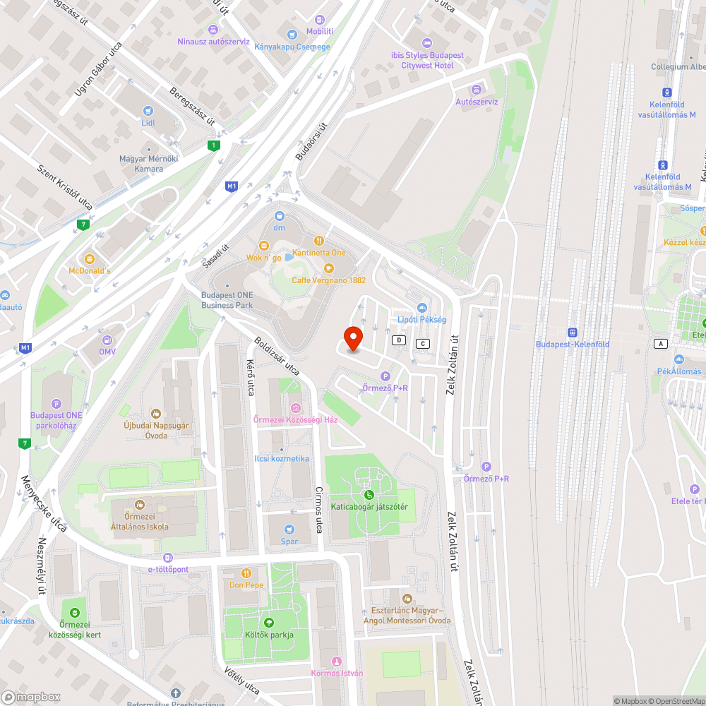 Szétszórt hulladékok a parkoló szélen. bejelentés helye