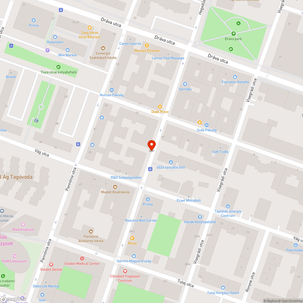 Veszélyes betontömbök a parkolóhelyeken. bejelentés helye