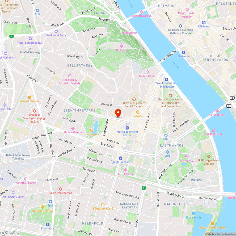 Két kilógó vascsonk a villamosmegállóban bejelentés helye