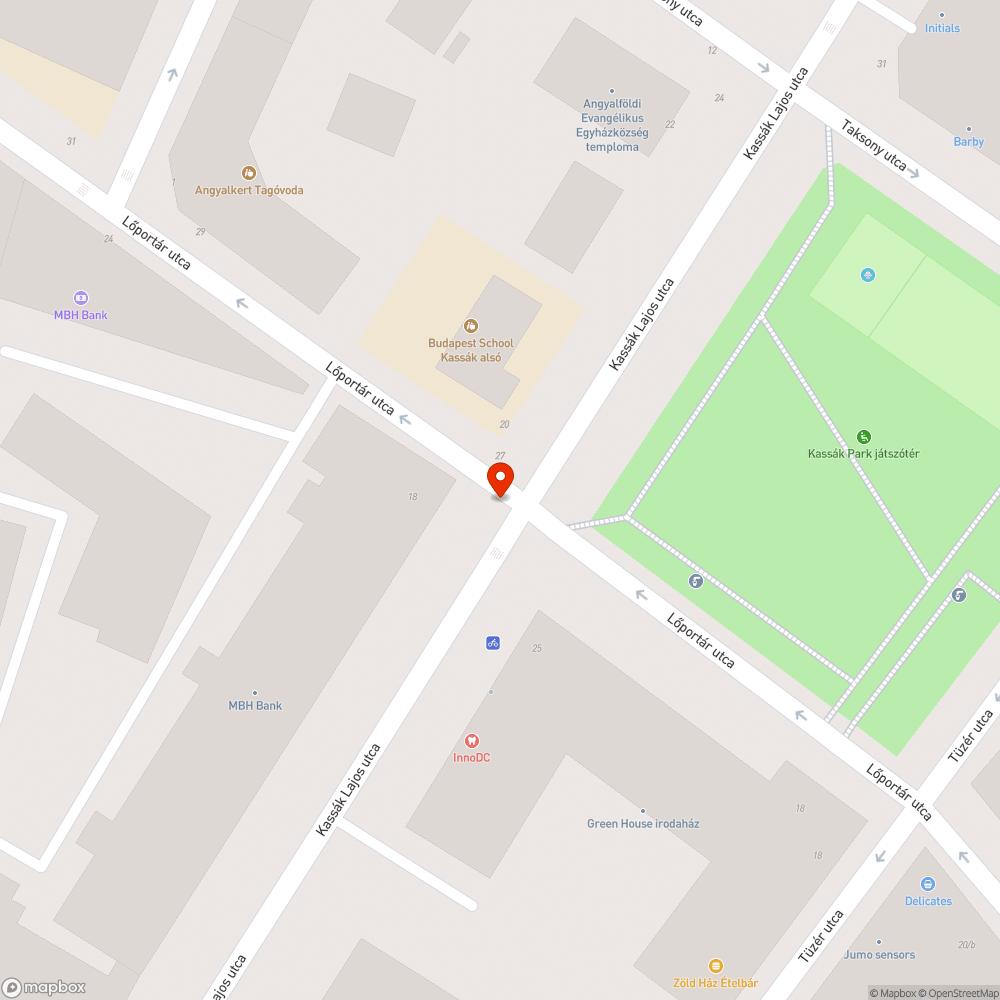 Gyalogátkelőhely-tábla megdőlve,  térdben hajolva bejelentés helye